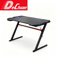 Table de jeu robuste en métal en forme de Z avec éclairage RGB sur les bords, porte-gobelet et plateau en carbone pour configuration e-sport