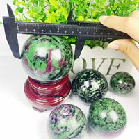 Rubis de boule de cristal de guérison spirituelle de pierre de cristal naturelle dans la sphère de Zoisite pour la décoration