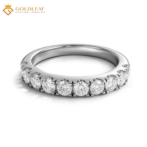 Anillo de Boda Clásico con Engaste Pavé de Plata S925 y Moissanita Redonda de Corte Brillante Goldleaf GRA - Product Image 1