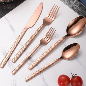 Ensemble de couverts en métal élégant pour restaurants, hôtels et décoration de table contemporaine - Product Image 1