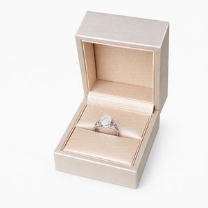 Boîte à bijoux artisanale de luxe rigide à couvercle rabattable en cuir PU, avec insert en microfibre, logo personnalisé en relief, vente en gros - Product Image 4