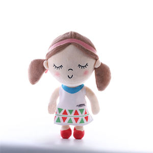 Poupée en tissu classique avec robe brodée blanche, jouet en peluche pour fille, rembourrage en coton PP pour une poupée câline et souvenir. - Product Image 2