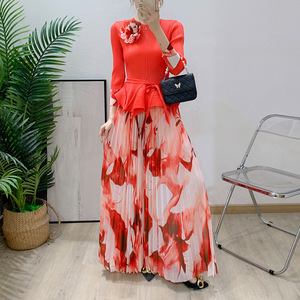 Thiết kế in họa tiết thời trang và giản dị, gồm áo hai mảnh tay dài cổ đứng và chân váy dài, dáng rộng, phù hợp với mọi người. - Product Image 4