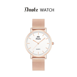Reloj de Cuarzo Redondo Minimalista, Esfera Negra, Manecillas Doradas, Correa Milanesa de Acero Inoxidable, 38 mm, Unisex, Analógico, de Moda - Product Image 5