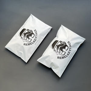 Enveloppes en polyéthylène blanches mates personnalisées avec impression noire - Sacs d'expédition imperméables pour les marques de produits et de style de vie - Product Image 4