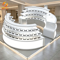 Maßgefertigter Gebogener LED-beleuchteter Optik-Kiosk-Displayständer, Spiral-Sonnenbrillen-Vitrine für Einkaufszentren und Optikgeschäfte