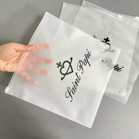 Sacs à fermeture éclair givrés personnalisés en gros, emballage pour vêtements, sac à fermeture éclair en plastique poly transparent pour t-shirt