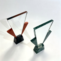Trophée triangulaire moderne en cristal avec décoration latérale en marbre, gravure sablée personnalisée, plaque de récompense tendance style cinéma et télévision pour
