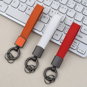 พวงกุญแจหนังลายลิ้นจี่เรียบง่าย พวงกุญแจคู่โลหะพร้อมสายคล้องมือ จี้ห้อยกระเป๋า สลักชื่อได้ เป็นของขวัญ ทำจาก PU และโลหะผสมสังกะสี - Product Image 3