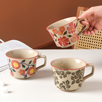 Tasse en céramique à glaçure craquelée exquise, designs personnalisés OEM, tasse en argile vintage peinte à la main avec motifs floraux, tasses à latte parfaites pour le thé de l'après-midi
