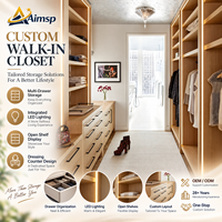 Dressing sur mesure en chêne clair avec comptoir, poignée noire et éclairage LED pour étagères, idéal pour projets d'appartements haut de gamme