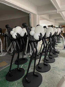 مصباح أرضي على شكل إنسان، مصباح LED أرضي حديث، منحوتة فندقية على الطراز الشمالي لزاوية غرفة المعيشة، منحوتة من الراتنج بإضاءة دافئة، فن تجسيدي - Product Image 5