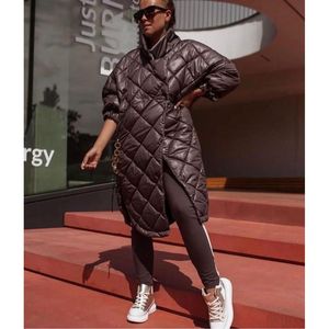 Veste matelassée noire pour femme Mybeefashion avec détail chaîne élégant, manteau d'hiver chaud en mélange polyester polyamide - Product Image 1