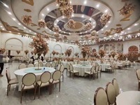 Chaise de salle à manger à dossier rond en acier inoxydable Chaise de mariage Mobilier de banquet en acier inoxydable Chaise de restaurant en métal blanc doré de luxe