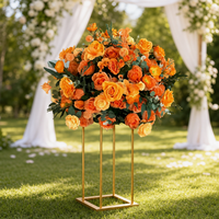 Centre de table de mariage : Grand vase trompette blanc avec roses rouges et lavande pour banquet