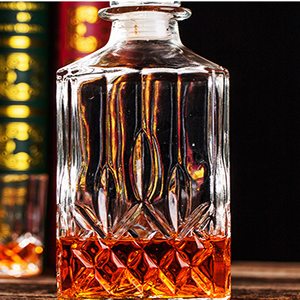 1 Decantador de Cristal de 33.8 oz con Diseño de Diamantes y Estampado Dorado para Whisky, <span class=keywords><strong>Bourbon</strong></span> y Licores - Product Image 5