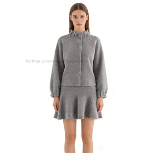Ensemble 2 pièces en tricot gris pour femme - Manches bouffantes oversize et mini-jupe évasée - Tenue tendance - Product Image 1