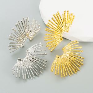 Boucles d'oreilles de haute qualité Punk doré à ongles en tournesol en alliage de style vente en gros - Product Image 1