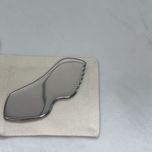 Grattoir Gua Sha en acier inoxydable personnalisé avec logo, pour lifting du <span class=keywords><strong>visage</strong></span>, mini grattoir en métal à dents de poisson pour <span class=keywords><strong>massage</strong></span> corporel - Product Image 1