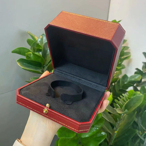 กล่องเครื่องประดับแบรนด์ดังสีแดงจากโรงงานโดยตรง สำหรับผู้หญิง บรรจุภัณฑ์ของขวัญสุดหรู กล่องใส่จี้ สร้อยข้อมือ แหวน ชุดครบพร้อมอุปกรณ์เสริม - Product Image 4