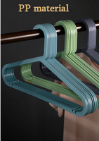 Cintres en plastique minimalistes pour la maison avec un design simple, faciles à utiliser et à transporter, cintres légers, cintres de couleur vintage