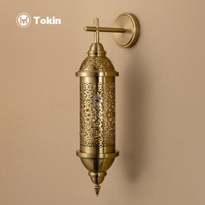 Lampe murale LED marocaine ajourée sculptée pour la décoration vintage de villas, restaurants, hôtels, gîtes et bars - Product Image 2