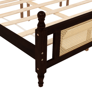 Lit en bois de pin massif avec tête et pied de lit en rotin, avec plateforme de lit central renforcée - Product Image 2