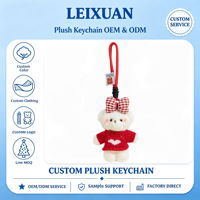 Porte-clés ours en peluche blanc bouclé et moelleux avec nœud à carreaux rouges, pull tricoté rouge et motif cœur blanc, idéal pour la décoration de sac à dos ou comme cadeau