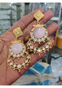 Elegantes Pendientes Chandbali Chapados en Oro con Diseño de Piedras Incrustadas y Detalles Intrincados de Kundan para Bodas, Fiestas y Eventos Festivos - Product Image 6