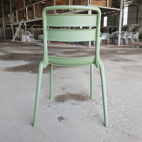 Chaise de salle à manger empilable en plastique épaissi avec accoudoirs, design moderne et épuré, pour l'extérieur, la maison et les hôtels