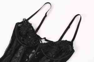 Ensemble de lingerie corset noir personnalisé en dentelle avec soutien-gorge à armatures, babydoll en maille et porte-jarretelles – Vêtements de nuit sexy pour femmes – Fabricant OEM - Product Image 6