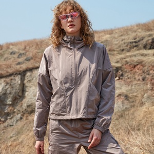 Veste coupe-vent imperméable respirante pour femmes, idéale pour la course à pied, la randonnée et les activités hivernales en plein air - Product Image 6