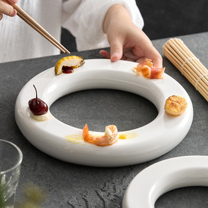 Assiette à donuts en céramique blanche de luxe, assiette de service créative en forme d'anneau pour la présentation de desserts dans les hôtels et les restaurants - Product Image 3