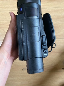 Caméscope <span class=keywords><strong>4K</strong></span> Sony HDR-AX1000E neuf à 90 % - Product Image 4