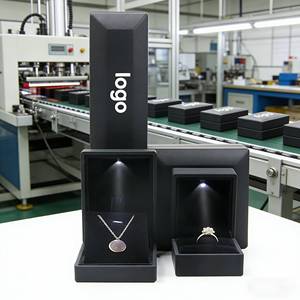 Caja de Joyería con Luz LED y Logotipo Personalizado al por Mayor, Caja para Collar, Colgante y Anillo, Caja de Empaque Moderna de Primera Calidad con Forro de <span class=keywords><strong>Terciopelo</strong></span> <span class=keywords><strong>Negro</strong></span> - Product Image 1