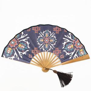 Abanicos de mano personalizados chinos al por mayor de fábrica con borlas para boda - Product Image 2