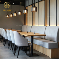 Ensemble de mobilier de restaurant sur mesure Ron Group, table carrée en bois massif, chaise rembourrée en tissu, banquette capitonnée personnalisée