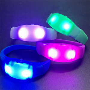 Pulseras intermitentes iluminadas con logotipo personalizado <span class=keywords><strong>en</strong></span> varios colores para ocasiones de Acción de Gracias de graduación de Ramadán - Product Image 1