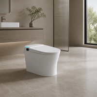 WC intelligent en céramique haut de gamme avec système de chasse d'eau à commande au pied, évacuation en P, fixation murale et siège chauffant