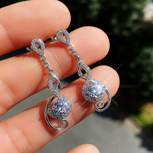 Eleganti Orecchini Pendenti a Goccia per Donne, Orecchini Scintillanti per Feste e Uso Quotidiano, Gioielli per Orecchie alla Moda - Product Image 1