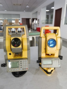 Station totale électronique Maxtor 1002R, 2 secondes, 1000 mètres, sans prisme, IP67, grossissement 30x, haute précision pour l'ingénierie - Product Image 4