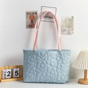 Bolso Tote de Otoño Invierno para Mujer con Gran Capacidad, Bolso de Hombro Individual Acolchado con Flores, Bolso de Compras Portátil en Color Caramelo de Yute - Product Image 3
