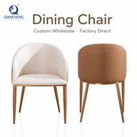 Chaise de salle à manger moderne incurvée avec assise en tissu rembourré et structure en acier inoxydable doré, couleur et taille personnalisables, fabricant en gros