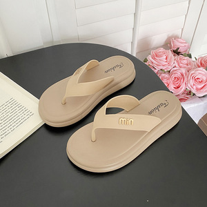 Chaussures de plage polyvalentes et tendance à semelles souples pour l'extérieur, associées à des pantoufles plates décontractées pour femmes - Product Image 6