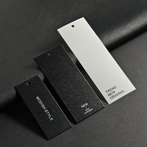 ป้ายแขวนทำจากกระดาษพิมพ์ยูวีสีดำ700gsm สีดำดีไซน์ใหม่ปี2024นามบัตรหรูหราการ์ดสีดำมันวาวเสื้อผ้า