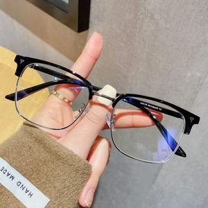 نظارات بصرية عصرية بتصميم كلاسيكي من المعدن المطلي كهربائياً باللون الأسود المطفي وعدسات بدون قوة طبية مضادة للضوء الأزرق - Product Image 3