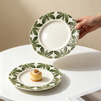 Assiette à dîner en céramique à motif de feuilles en relief, assiette décorative en céramique peinte à la main avec des fleurs pour la maison et la cuisine