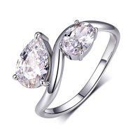 Fabricant de bijoux en moissanite VVS couleur D sur mesure, vente en gros, bague en argent sterling 925 à deux pierres de forme poire et ovale pour femme