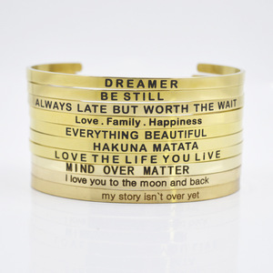 Bracelet en acier inoxydable plaqué or 4 mm gravé, forme C, inspirant, pour le bureau/la carrière, avec inscription BREATHE DREAM FEARLESS - Product Image 2
