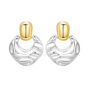 Pendientes de dos tonos hechos de latón blanco, resistentes a la decoloración, son el accesorio perfecto para damas que asisten a fiestas. - Product Image 1